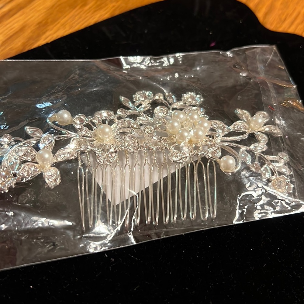 Silver hair comb with faux pearls